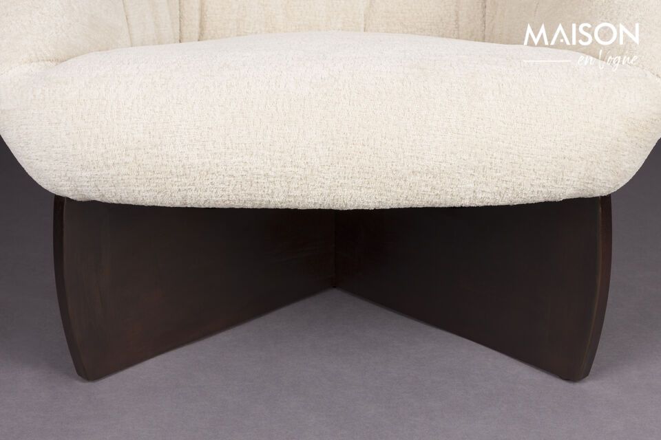 Les courbes harmonieuses de son design et la teinte chaude de son tissu s\'ancrent dans une