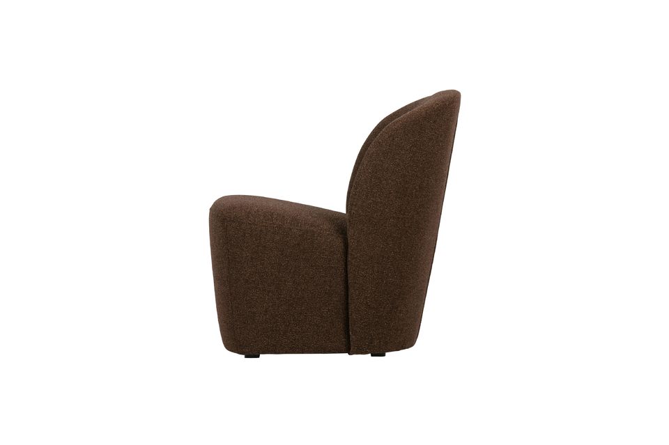 Ce fauteuil est un meuble avec une assise ferme et un coussin de dossier merveilleusement doux et