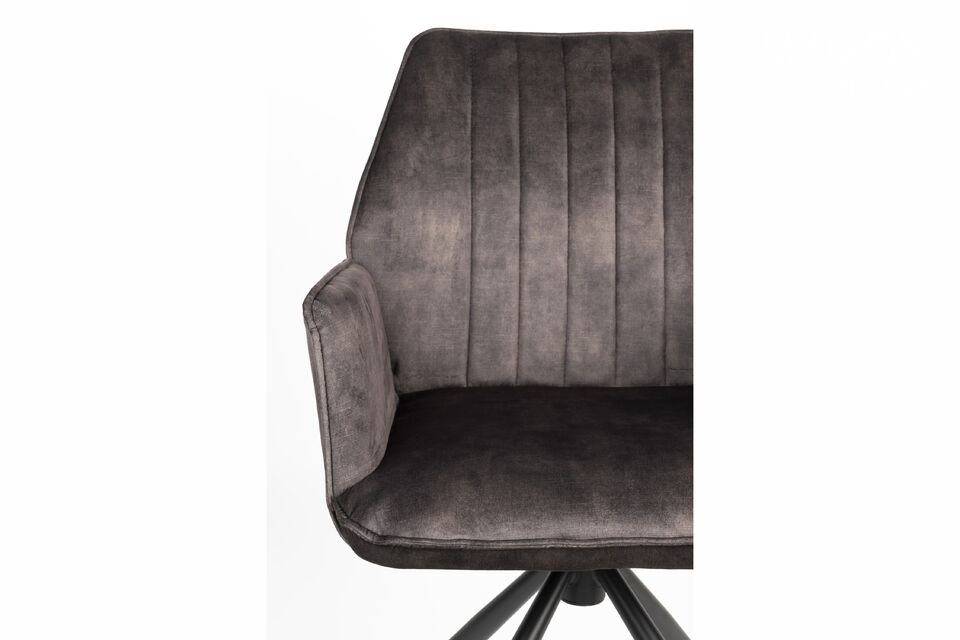 Sa structure en métal robuste garantit une assise stable