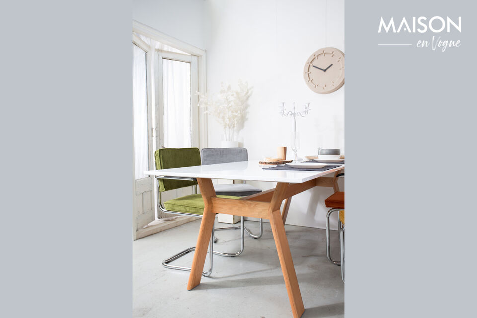 Le fauteuil avec accoudoirs Ridge Kink Rib de Zuiver est disponible dans plusieurs couleurs tendance