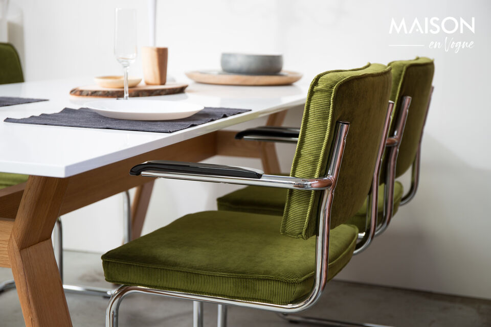Le fauteuil à accoudoirs Ridge Kink Rib de Zuiver est disponible dans divers coloris tendance