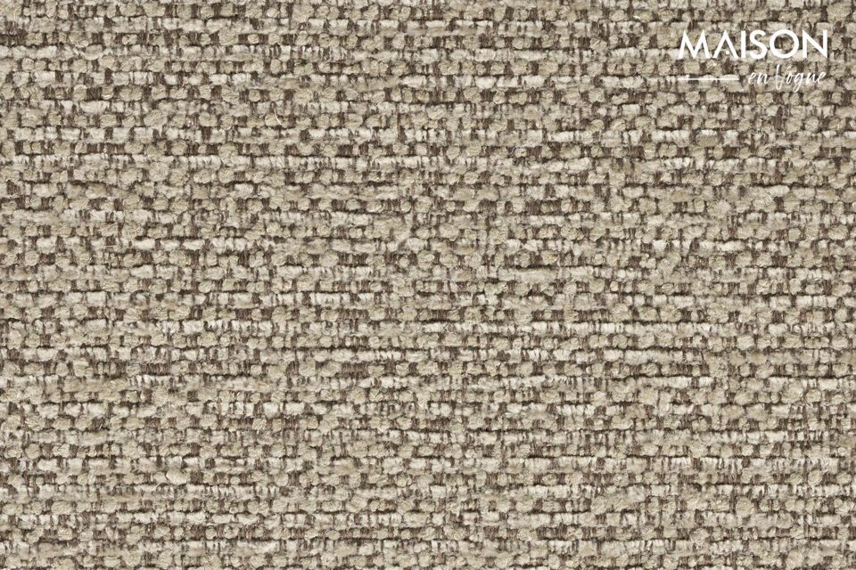 Plongez dans une atmosphère chaleureuse et apaisante avec le fauteuil en tissu marron Indy