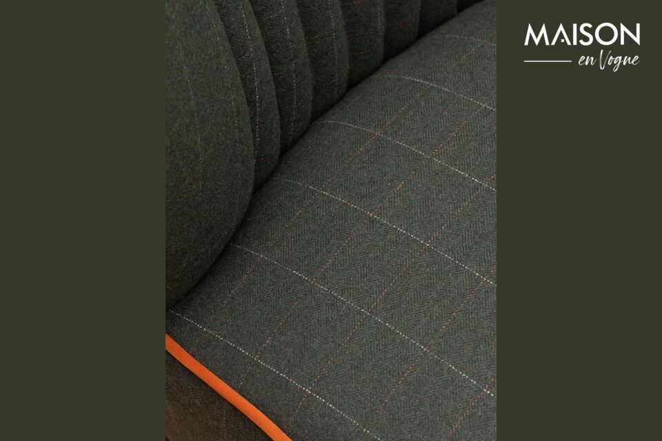 Le design en tissu noir du fauteuil Emorine apporte une touche de sophistication à tout