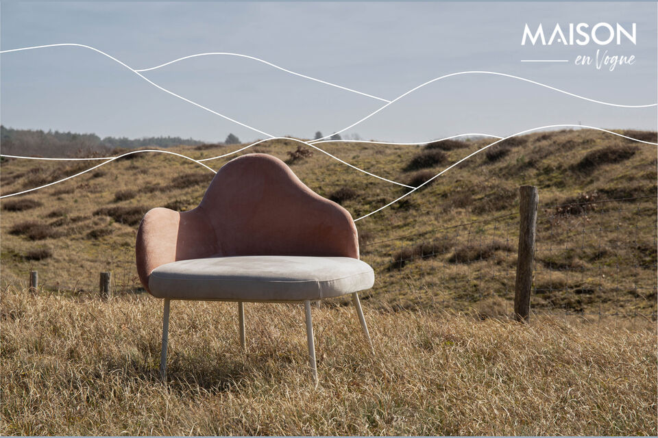 Ce fauteuil design s\'inspire des douces collines des Dolomites frioulanes en Italie et a été