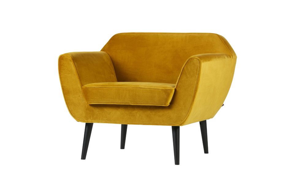 Ce fauteuil en velours Ocre de Rocco est fabriqué à partir de matériaux de haute qualité et