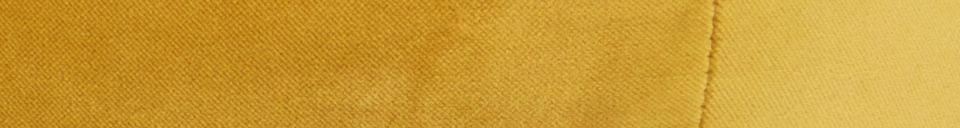 Mise en avant matière Fauteuil en velour ocre Sara