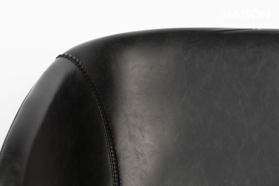 Ce fauteuil confortable est soutenu par un cadre en acier qui court de chaque côté de la pièce