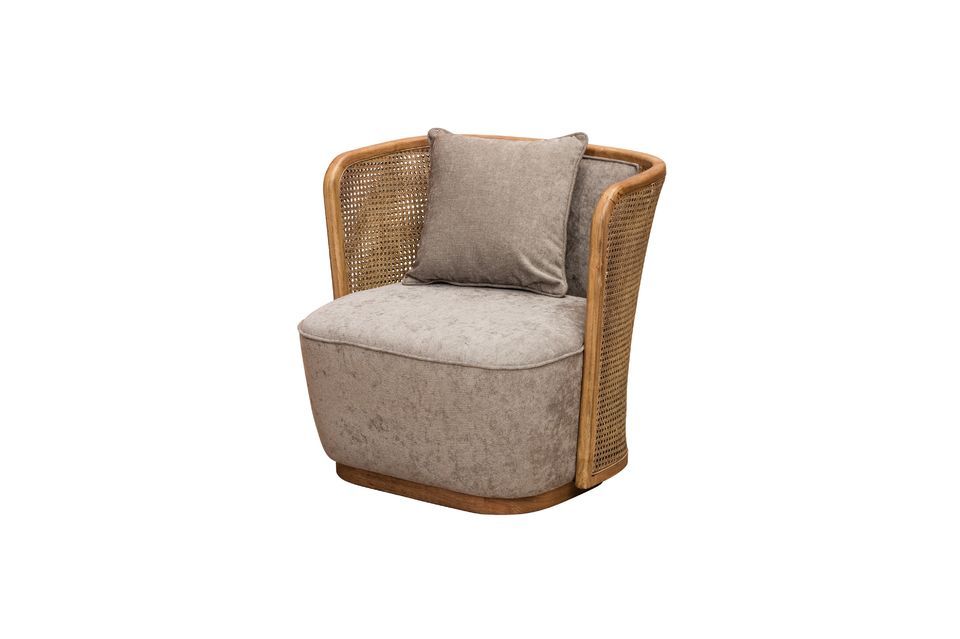 Ce fauteuil réussit l\'alliance originale du rotin tressé et du polyester