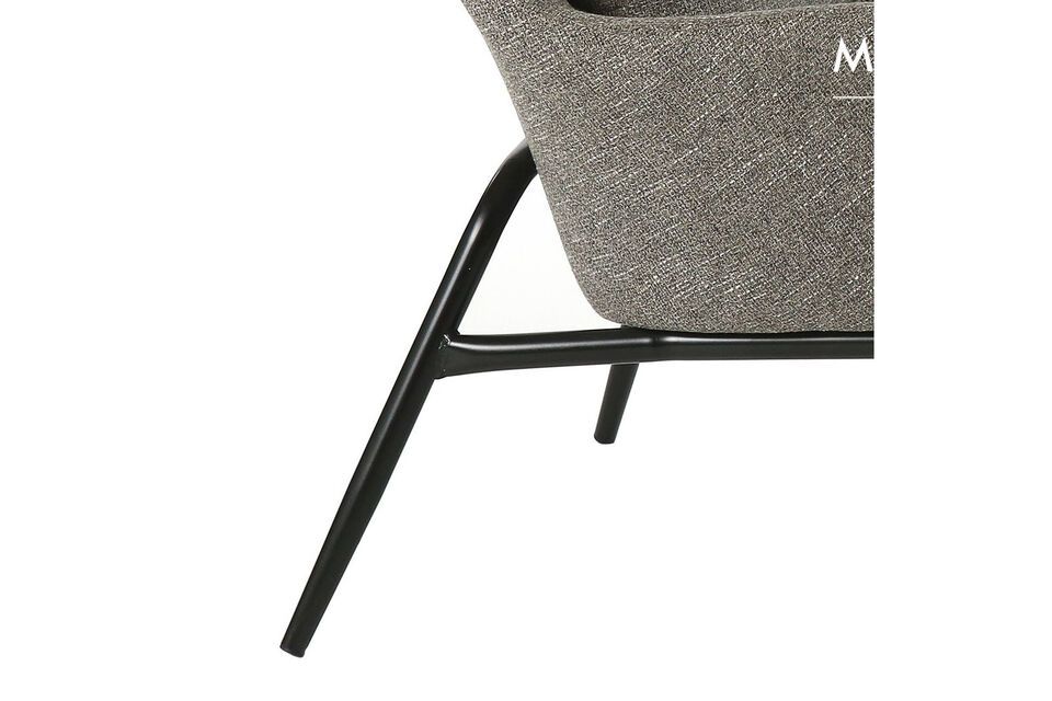 Proposé dans un tissu subtilement chiné de coloris gris clair, voici le fauteuil Hailey