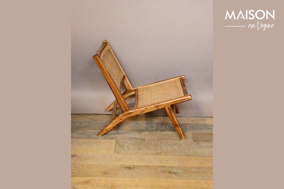 Un fauteuil tout en cannage au style compagne