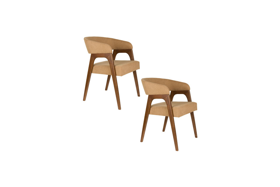 Ook de tafel heeft een diepe walnootkleur
