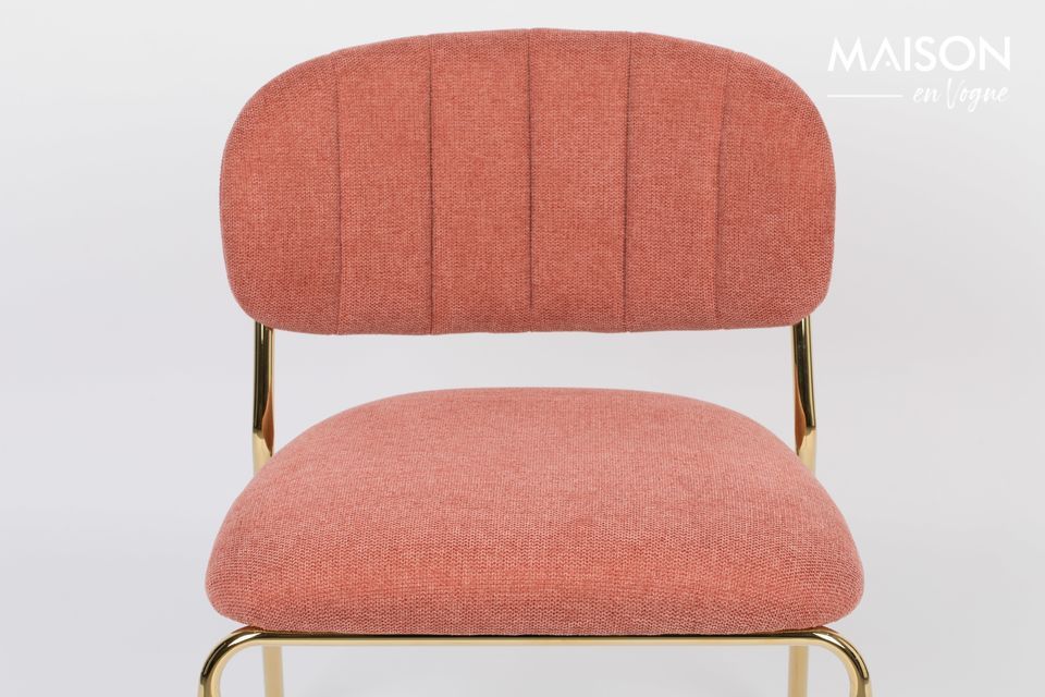 White label living propose un élégant fauteuil rose sur pieds dorés pour une touche contemporaine