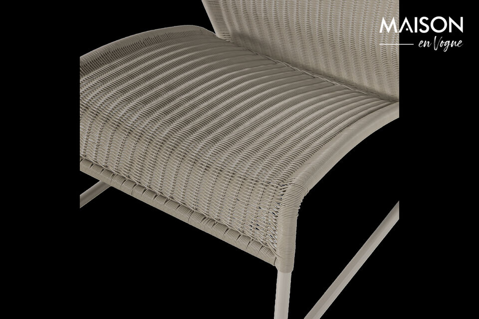 Ce fauteuil lounge est doté d\'une assise profonde et confortable