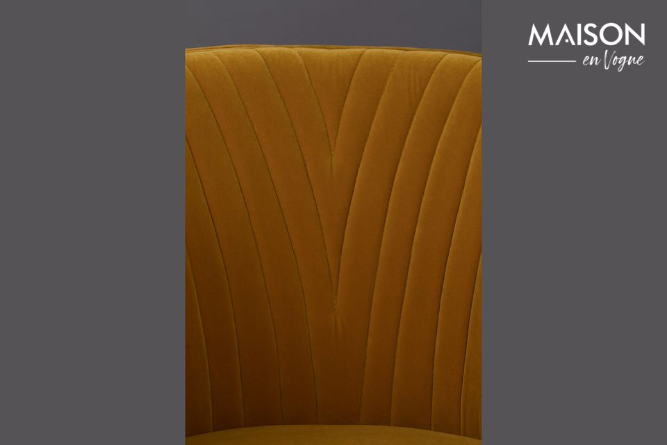 Ce fauteuil racé est extrêmement confortable