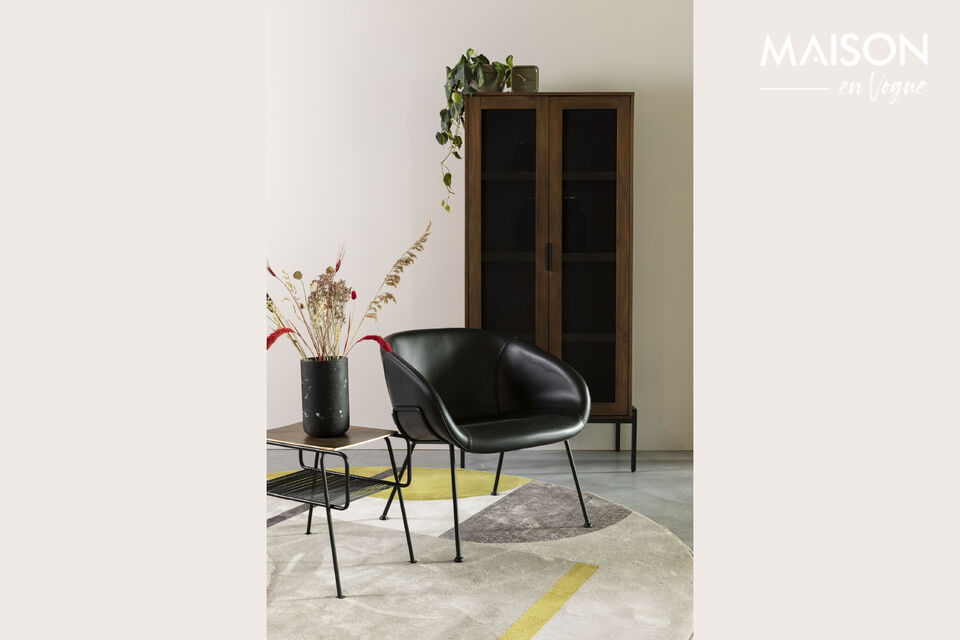 Son assise douce à l\'architecture enveloppante est décorée de surpiqûres imitant un gant de