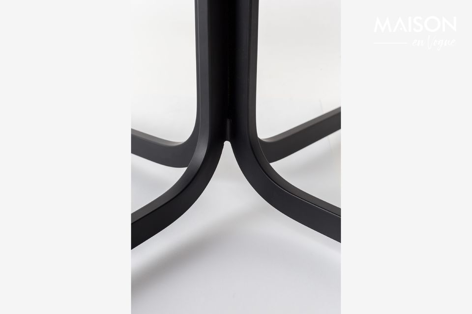 Le fauteuil pivotant Nikki tout noir de Zuiver donne du charme à un salon ou à un bureau
