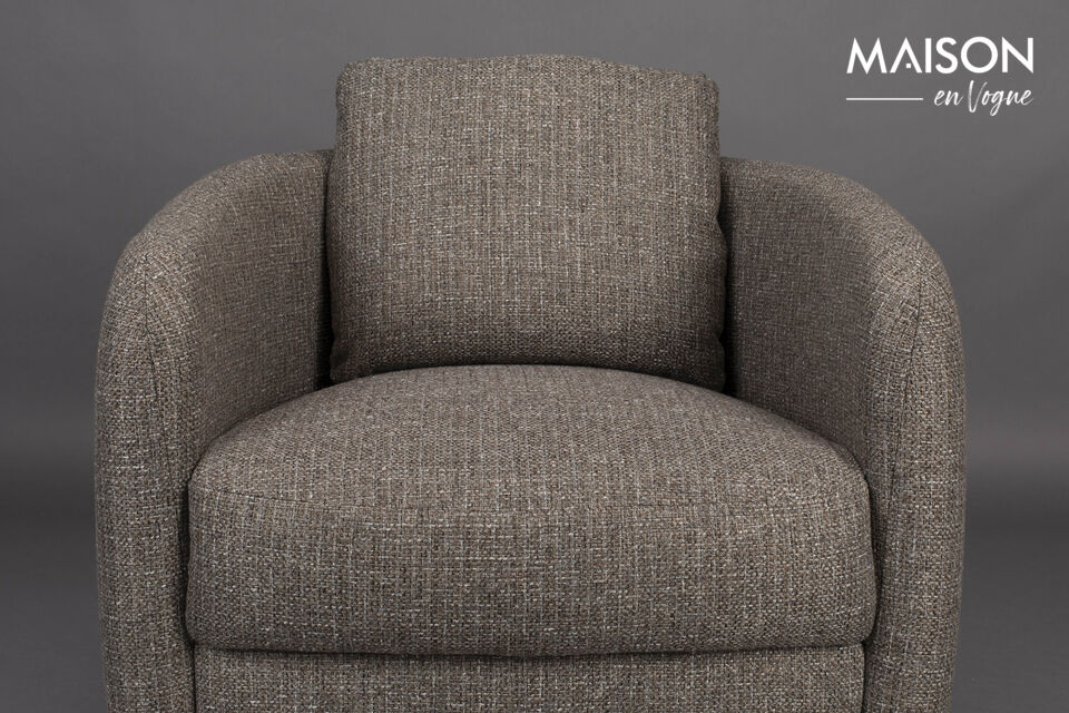 Les meubles sont richement revêtus d\'un tissu au tissage grossier et présentent des formes