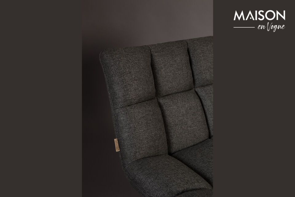 Les coussins épais de cette chaise lounge offrent une assise très confortable