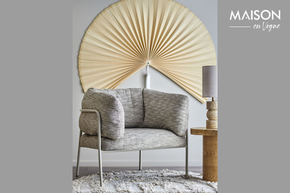 Les coussins arrondis et la silhouette ouverte forment une assise confortable qui invite à la