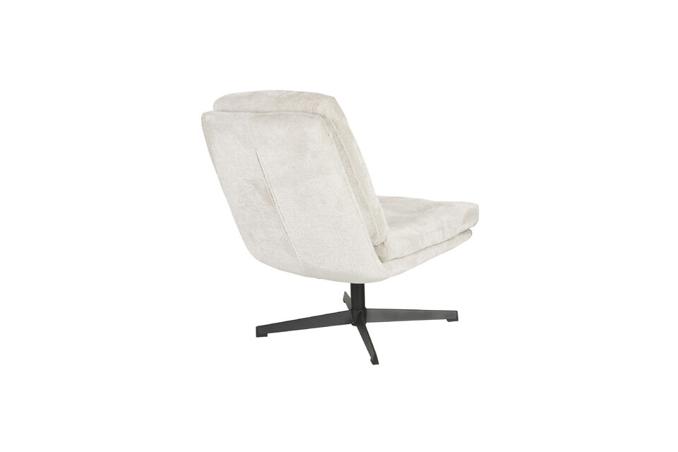 Ce fauteuil élégant, conçu en polyester durable, offre confort et élégance