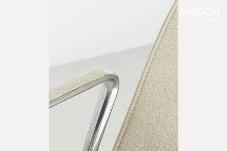 Le fauteuil lounge rotatif en tissu beige Pad a une silhouette contemporaine qui convient bien à la