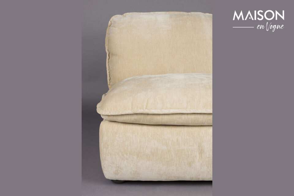 Les pieds arrondis en bois viennent parachever le design