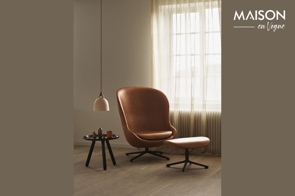 Ce fauteuil rotatif confortable est recouvert de cuir marron de qualité pour vous procurer un
