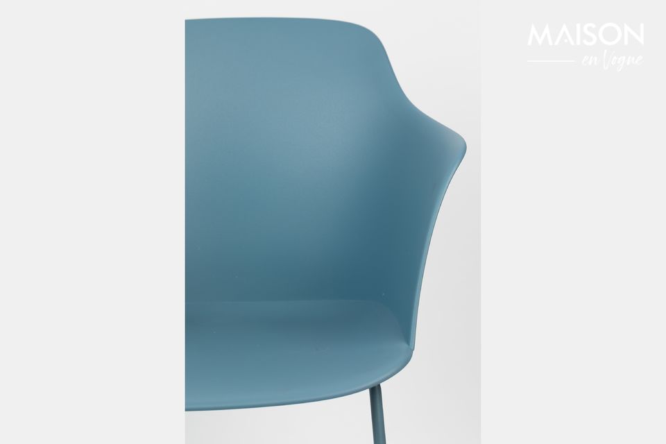 Tango bleu est un fauteuil en polypropylène bleu