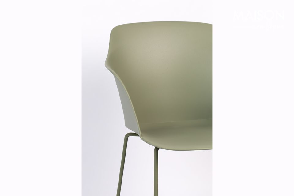 Cette chaise Tango Green imaginée par White label vous assure un esprit industriel dans votre