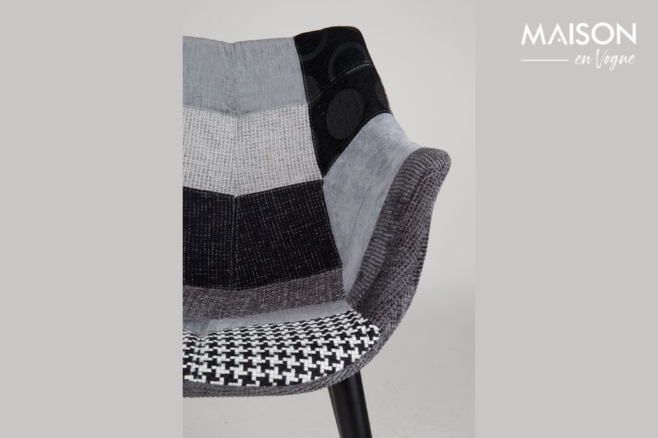 Puis notre regard se tourne vers les quatre pieds de ce fauteuil