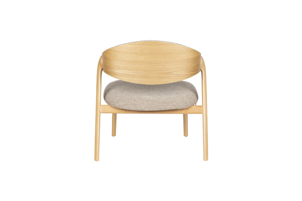 Het houten frame met naturel kleur is zo ontworpen dat het onderstel naadloos in de rugleuning