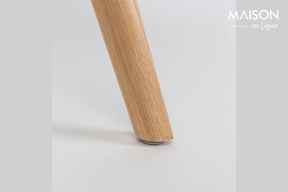 Deze traditionele architectuur is gekoppeld aan een omwikkelbare plastic zitting die bedekt is met