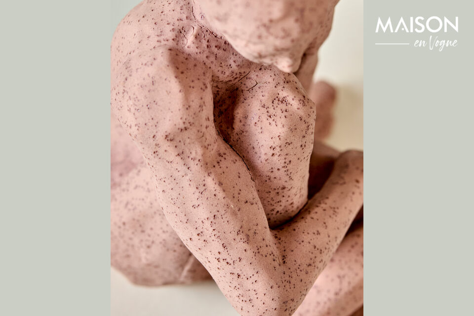The sculpture, shaped as a seated woman, brings a sense of calm and deep character to your décor