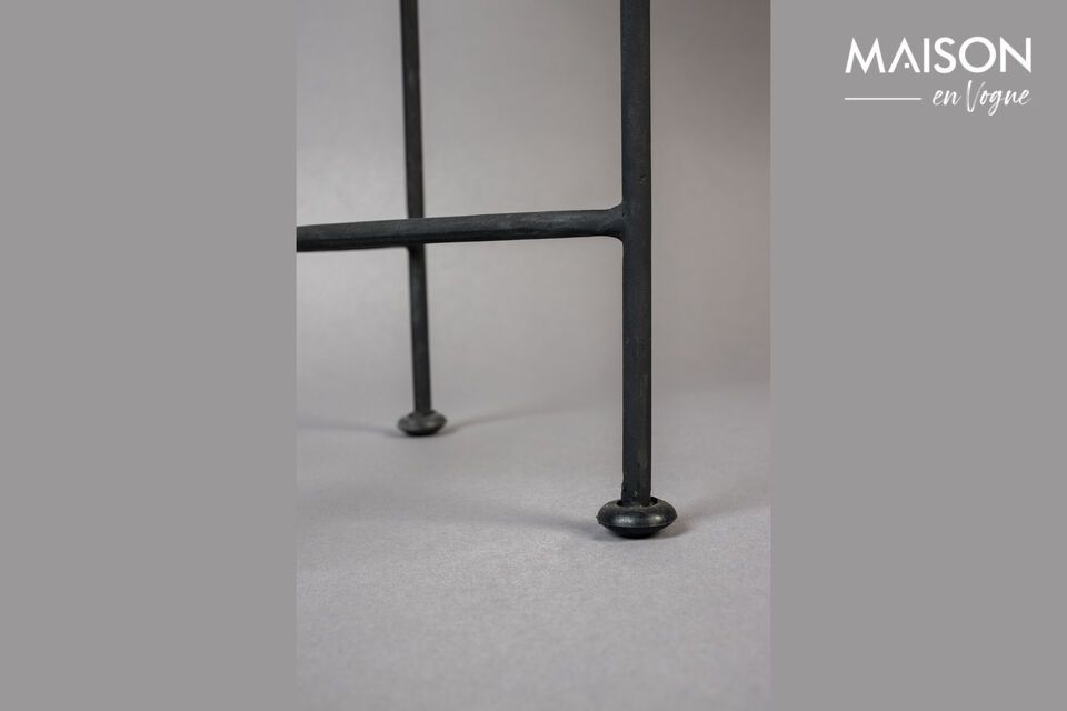 Its slender design and large size, 95 cm high, allow it to stand out without dominating your space