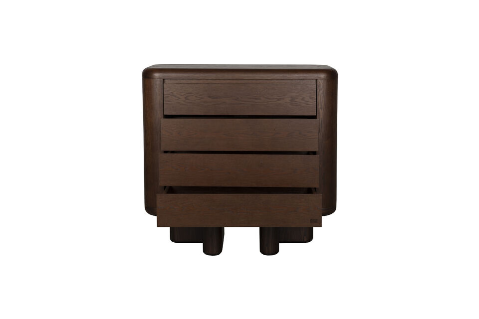 Estos muebles de madera presentan un acabado en un profundo tono nogal