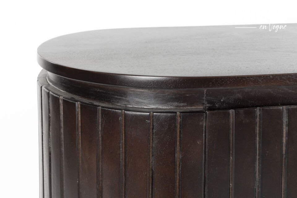 Questa credenza o vetrina è interamente realizzata in legno nero e presenta una splendida forma