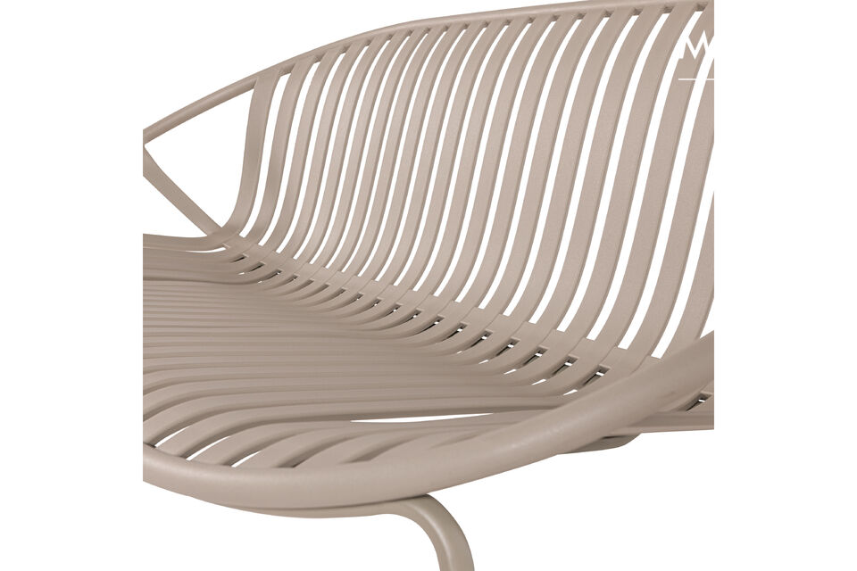 Material This garden bench is made of polypropylene, a type of plastic known for its strength
