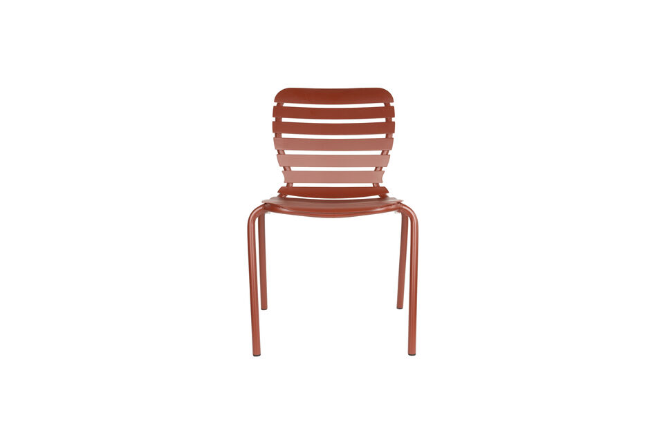 The Zuiver Vondel outdoor chair is built to withstand some knocks! This modern garden chair is