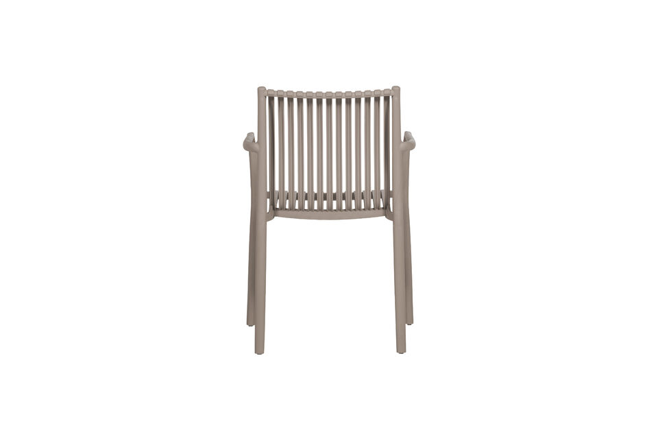 This garden chair invites you to enjoy moments with friends and family outdoors