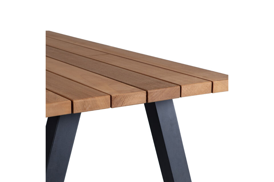 Material The garden table combines ayous wood with metal for an atmospheric look