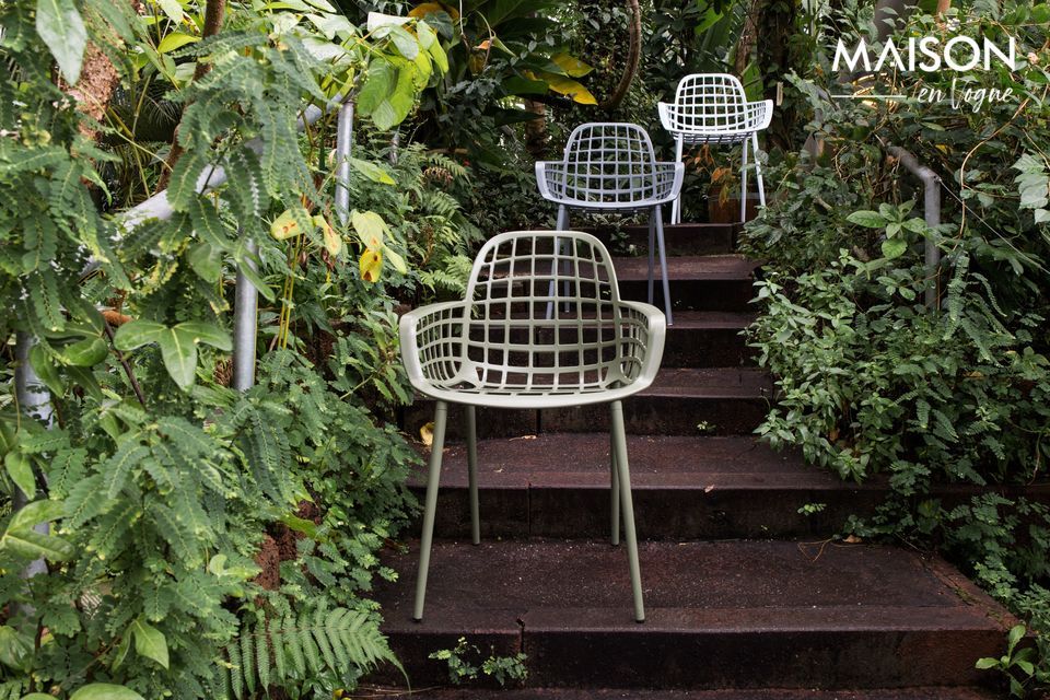 Sein Aluminiumrahmen ermöglicht das Stapeln von bis zu vier Stühlen