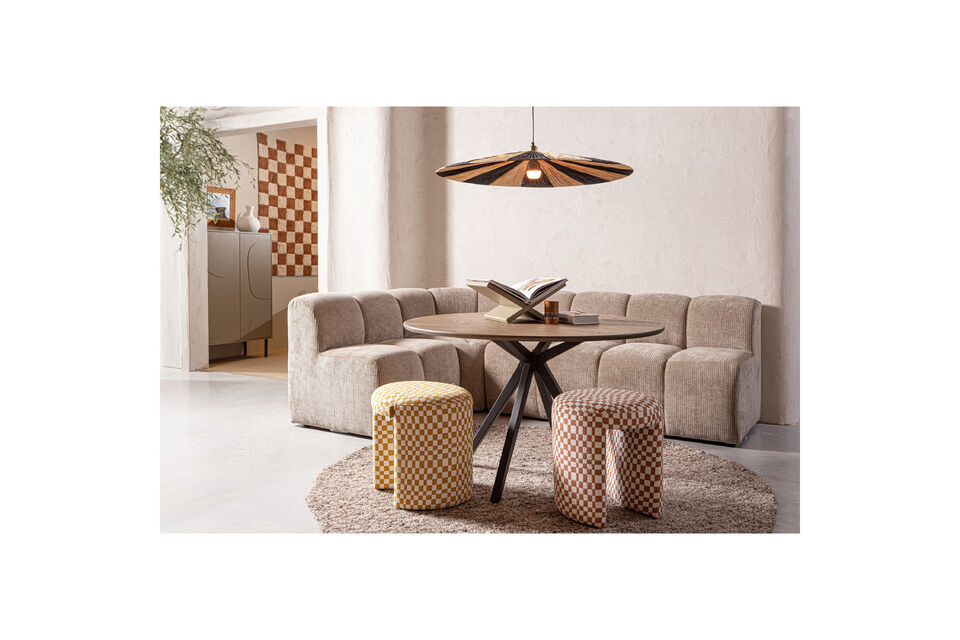 Kompakter Hocker mit freundlichem Design Vollständig gepolstert in einem trendigen Stoff