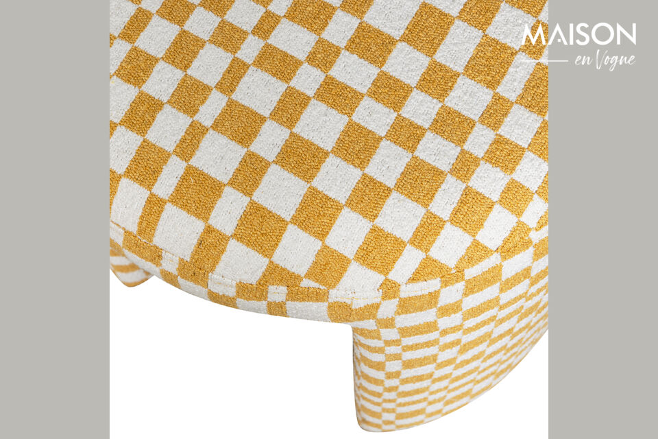 Der Stoff zeigt ein verspieltes Blockmuster und besteht aus 100 % Polyester