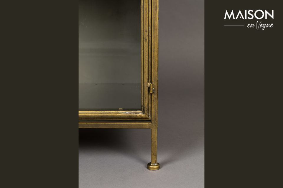 The frame is in gold lacquered metal to add a nice antique and elegant touch