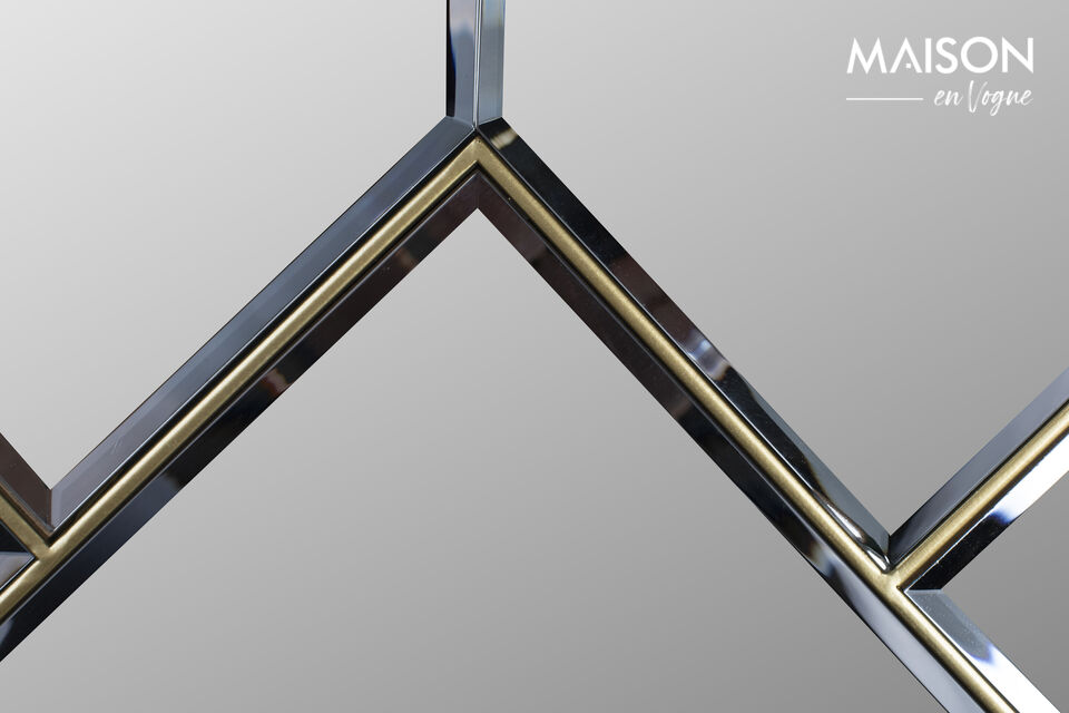 In addition, what immediately attracts attention are the gold details