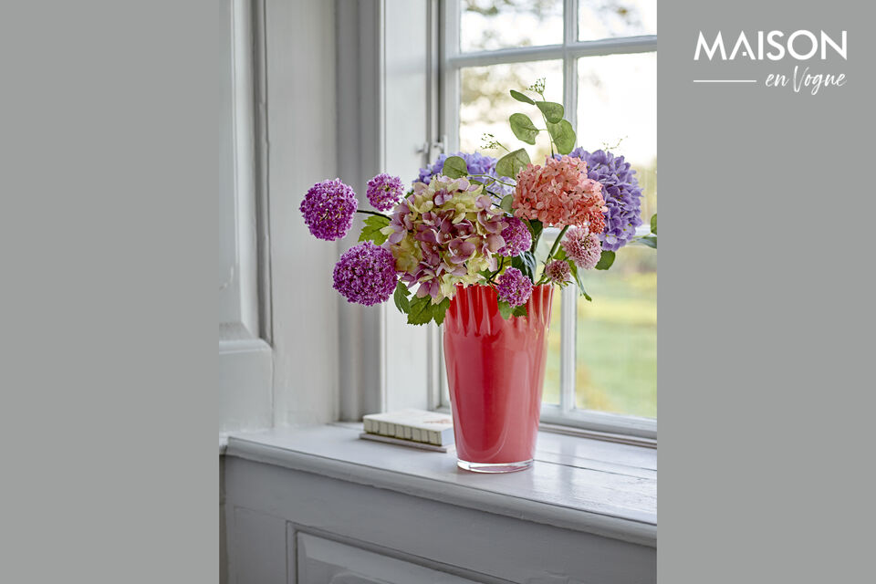 Hij is mondgeblazen van gekleurd glas in een warme oranjetint – kleine variaties in grootte en