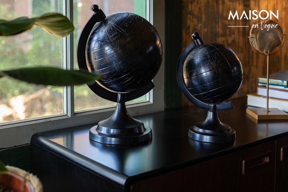 Un globe terrestre noir en aluminium