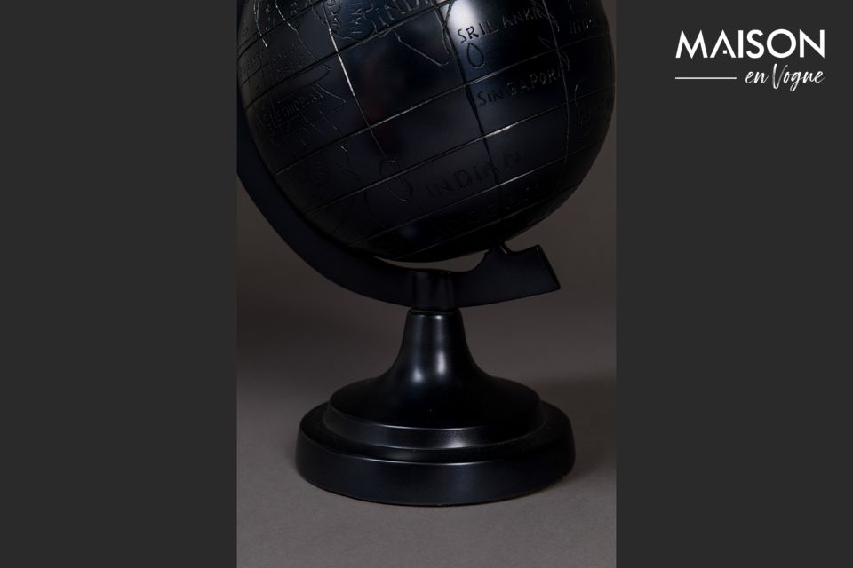 Le globe Miles de Dutchbone vous propose d\'opter pour la sobriété et l\'originalité avec ce