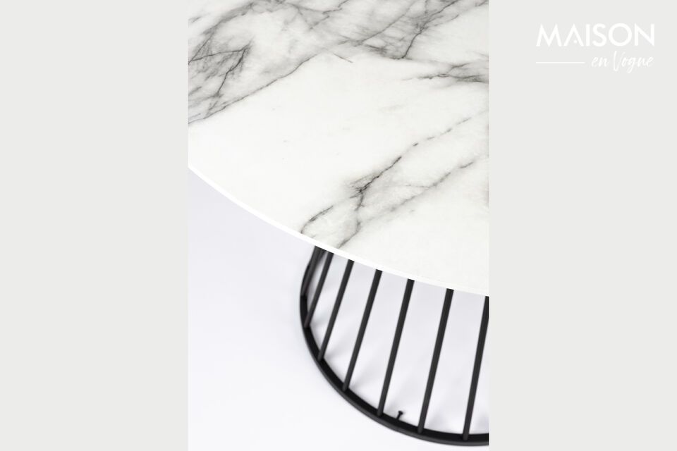 With its generous dimensions of 110 cm in length and width