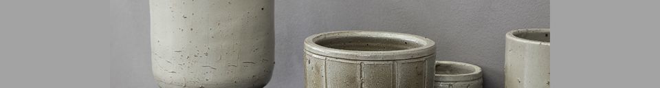 Mise en avant matière Grand cache-pot en argile beige julian
